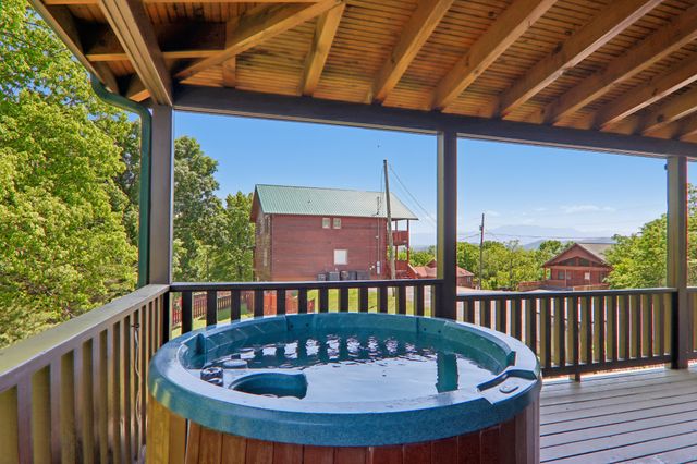 2043 Oakmont Dr, Sevierville, TN 37876