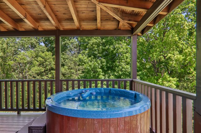 2043 Oakmont Dr, Sevierville, TN 37876