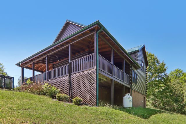 2043 Oakmont Dr, Sevierville, TN 37876