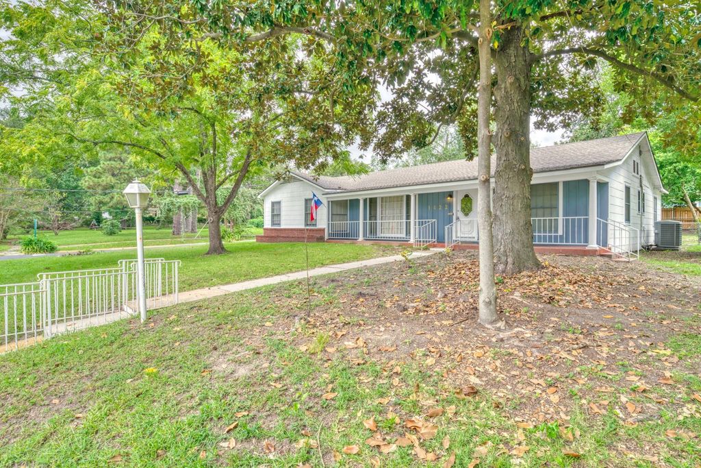 1422 21st Street, Huntsville, TX 77340
