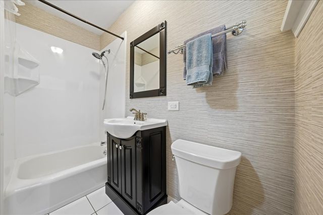 235 Cumnor Avenue, Glen Ellyn, IL 60137