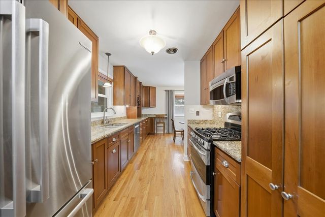 235 Cumnor Avenue, Glen Ellyn, IL 60137