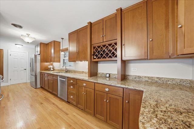 235 Cumnor Avenue, Glen Ellyn, IL 60137