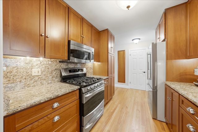 235 Cumnor Avenue, Glen Ellyn, IL 60137