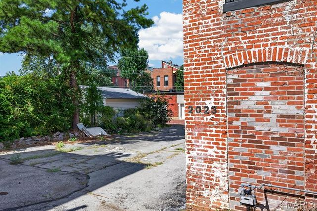 2023 Sidney Street, St Louis, MO 63104