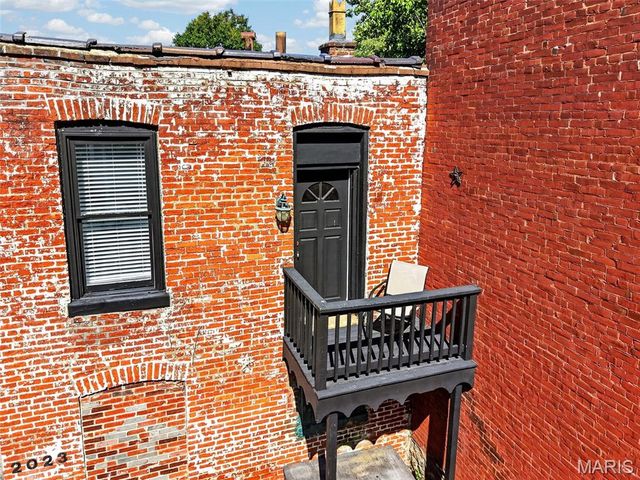 2023 Sidney Street, St Louis, MO 63104