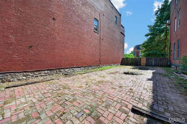 2023 Sidney Street, St Louis, MO 63104