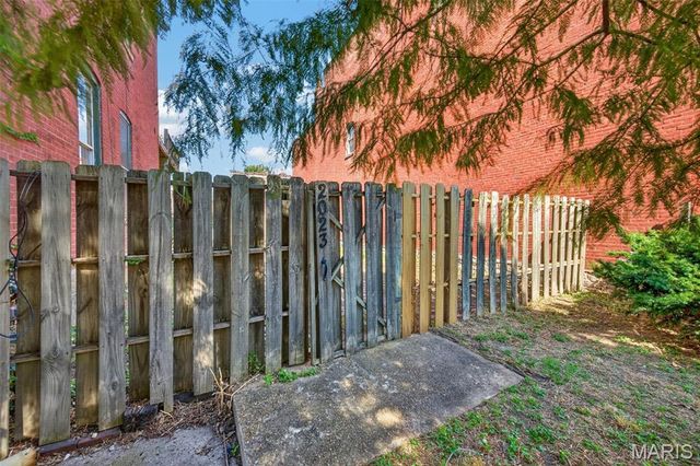 2023 Sidney Street, St Louis, MO 63104