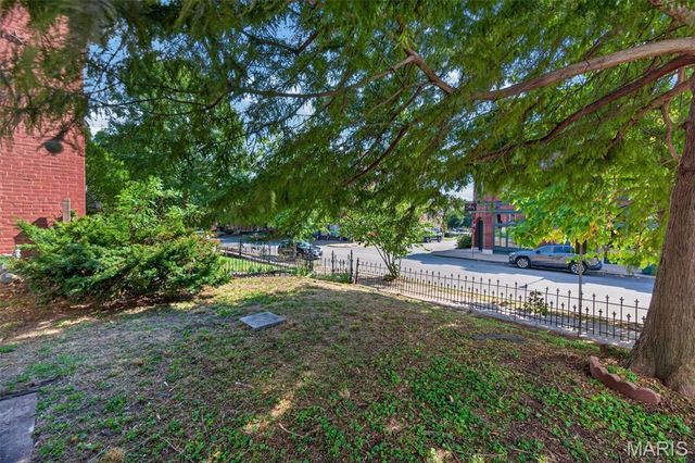 2023 Sidney Street, St Louis, MO 63104
