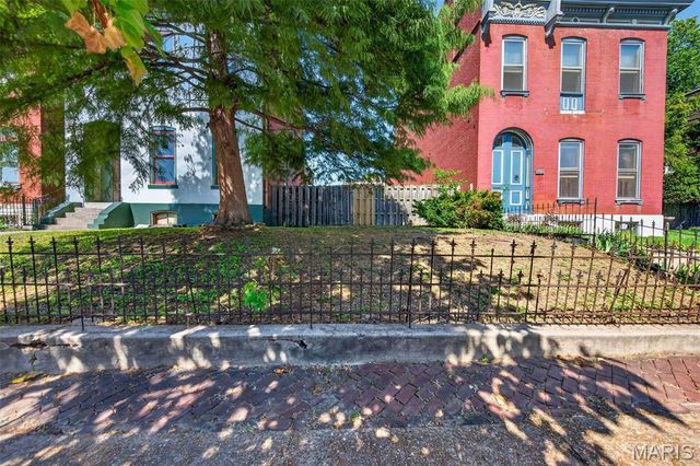 2023 Sidney Street, St Louis, MO 63104