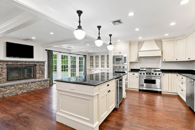 25 Grandview Road, Chelmsford, MA 01824