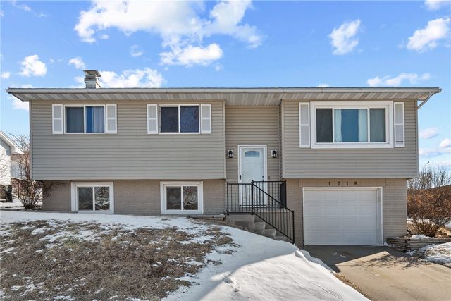 1719 South View Drive NW, Cedar Rapids, IA 52405