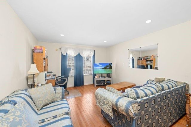 84 Long Pond Lane, New York City, NY 10304
