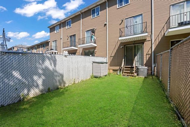 84 Long Pond Lane, New York City, NY 10304