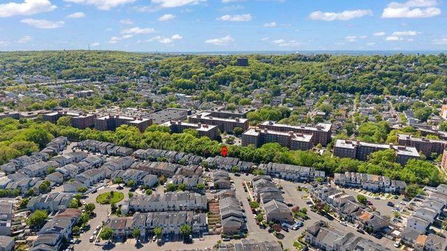 84 Long Pond Lane, New York City, NY 10304