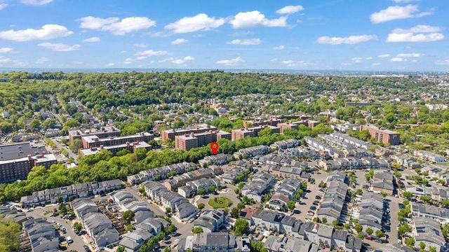 84 Long Pond Lane, New York City, NY 10304