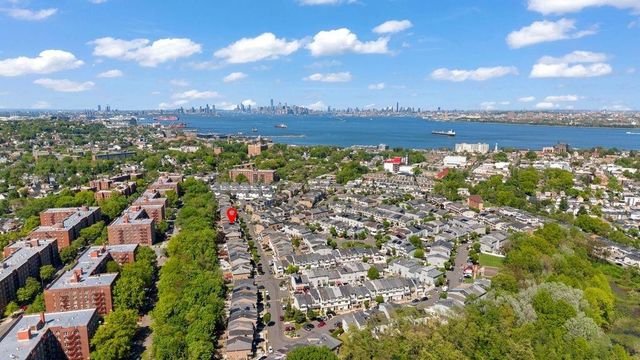 84 Long Pond Lane, New York City, NY 10304