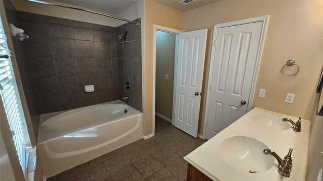 8304 Mossberg Drive, Arlington, TX 76002