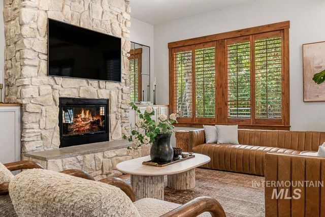3057 E Nature Dr, Boise, ID 83706