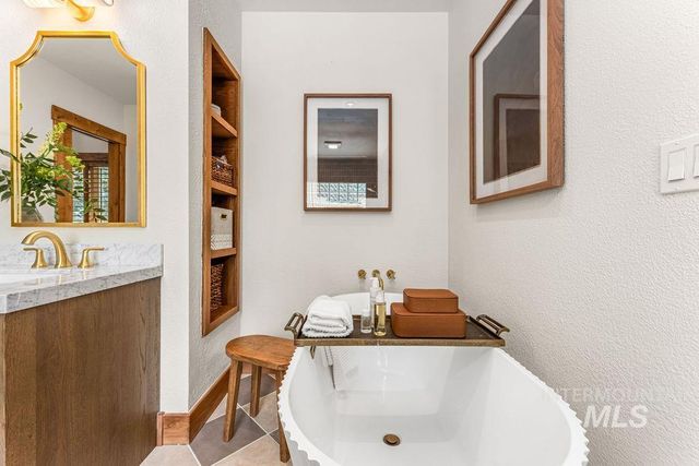 3057 E Nature Dr, Boise, ID 83706