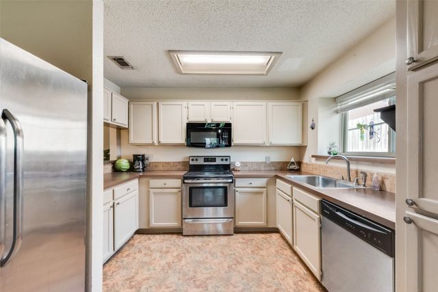 300 Valley Forge Lane, Arlington, TX 76002