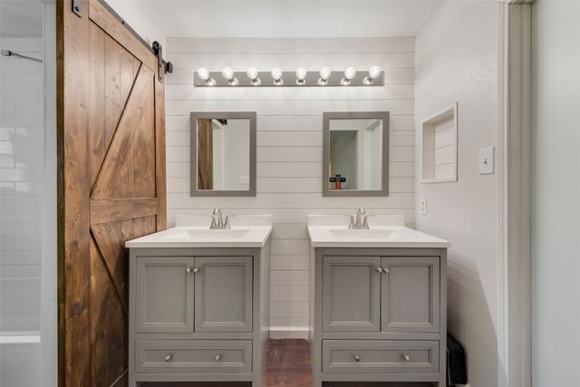 300 Valley Forge Lane, Arlington, TX 76002