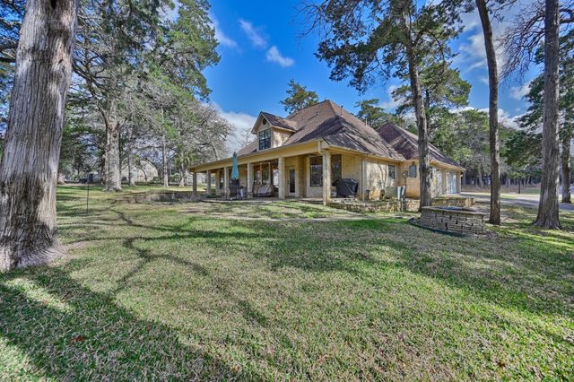 111 Oakmont Drive, New Ulm, TX 78950