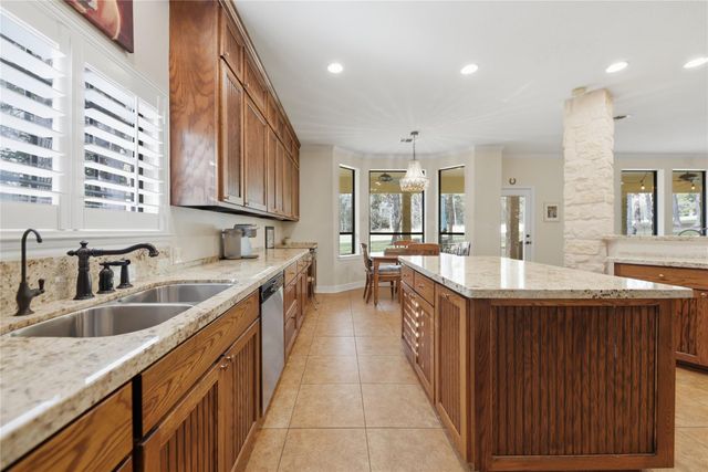 111 Oakmont Drive, New Ulm, TX 78950