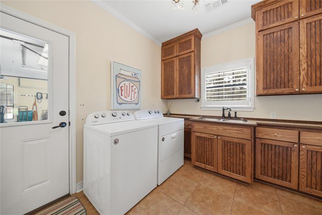 111 Oakmont Drive, New Ulm, TX 78950