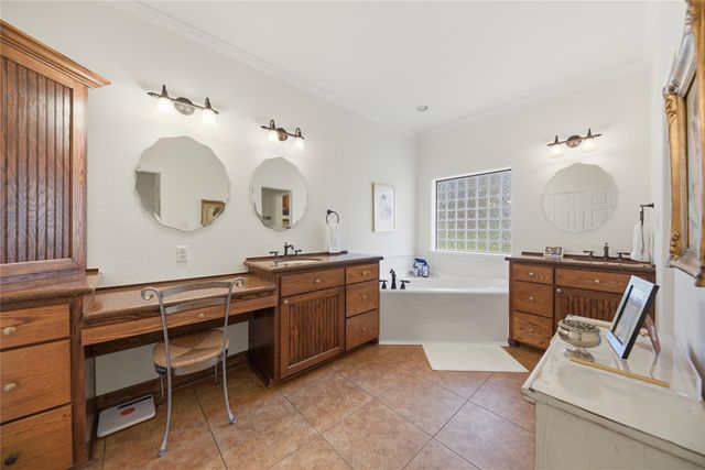 111 Oakmont Drive, New Ulm, TX 78950