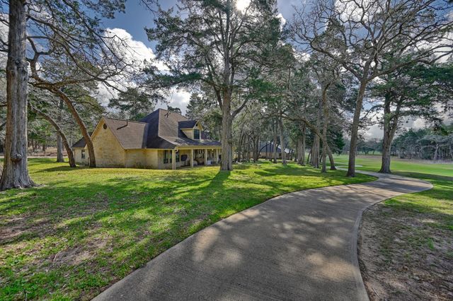 111 Oakmont Drive, New Ulm, TX 78950