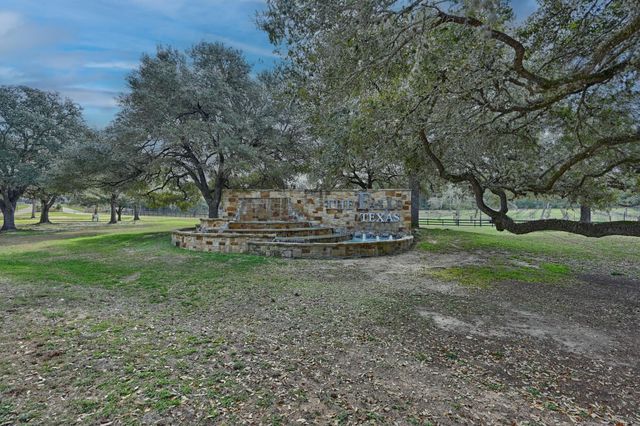 111 Oakmont Drive, New Ulm, TX 78950