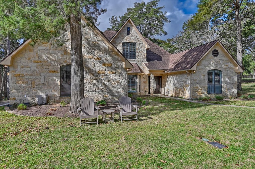 111 Oakmont Drive, New Ulm, TX 78950