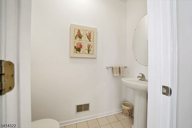 5 Candour Ct, Washington Twp., NJ 07853