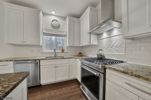 5 Candour Ct, Washington Twp., NJ 07853