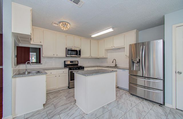 6823 Puerta Vista Lane, Houston, TX 77083