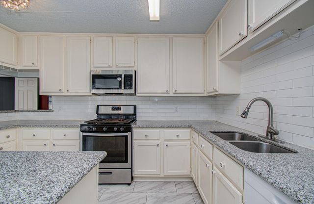 6823 Puerta Vista Lane, Houston, TX 77083