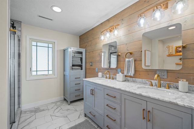 1706 S 11th Avenue E, Newton, IA 50208