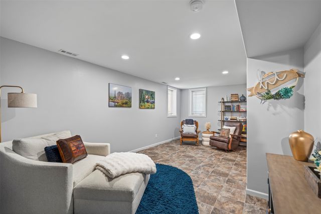 1706 S 11th Avenue E, Newton, IA 50208