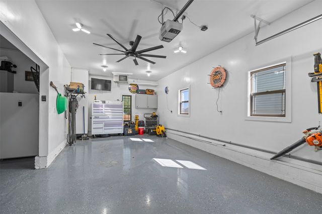 1706 S 11th Avenue E, Newton, IA 50208