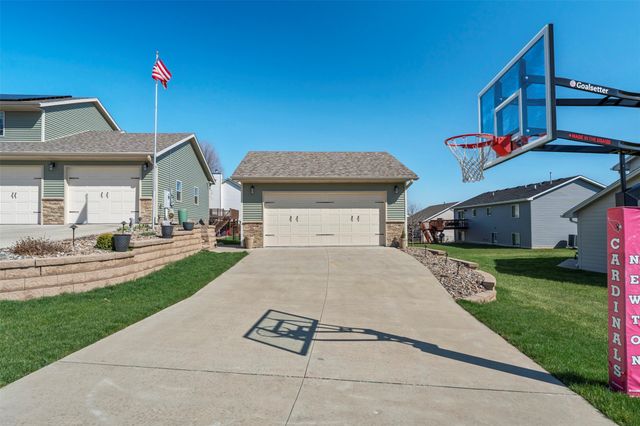 1706 S 11th Avenue E, Newton, IA 50208