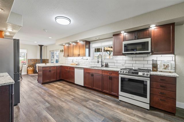 1706 S 11th Avenue E, Newton, IA 50208