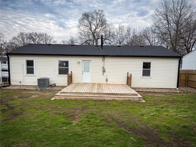 1116 N Swope Drive, Independence, MO 64056