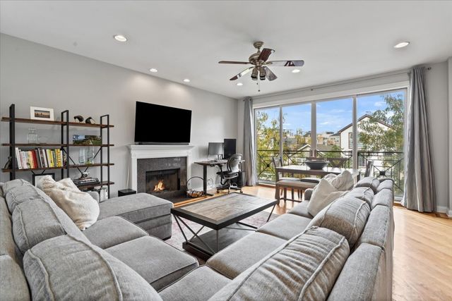 1541 W Chestnut Street 2, Chicago, IL 60642