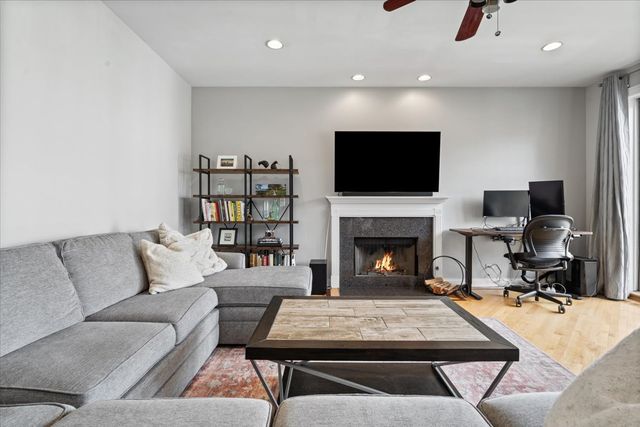 1541 W Chestnut Street 2, Chicago, IL 60642