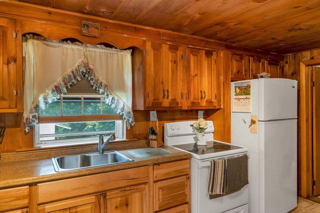 25 South Mayhew Turnpike, Hebron, NH 03241
