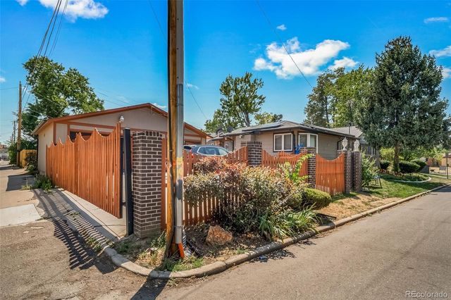 1590 Roslyn Street, Denver, CO 80220