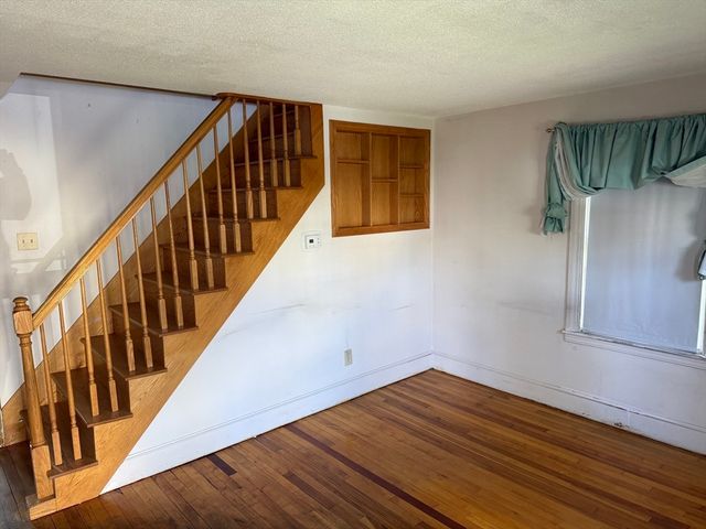 17 Royal St, Agawam, MA 01030