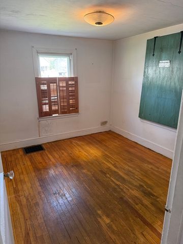 17 Royal St, Agawam, MA 01030