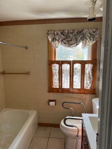 17 Royal St, Agawam, MA 01030